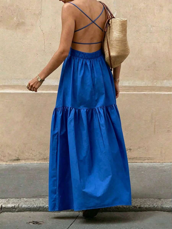 Parte inferior de un vestido largo azul de estilo bohemio con falda de volantes escalonados.