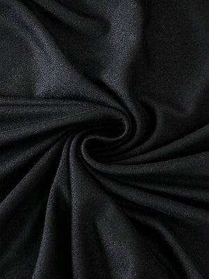 Primer plano del delicado patrón del encaje negro en el bajo de la blusa.