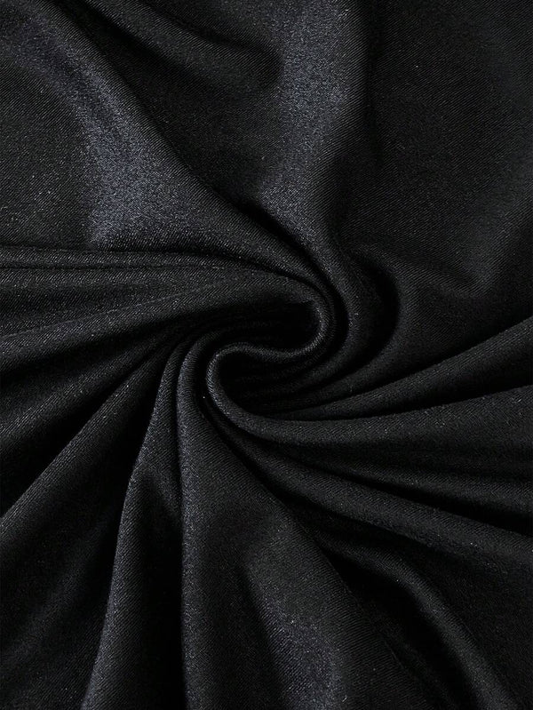 Primer plano del delicado patrón del encaje negro en el bajo de la blusa.