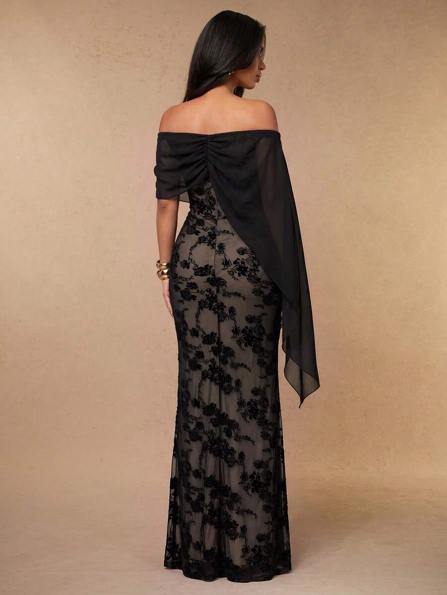 Vestido de fiesta negro largo con hombros descubiertos y capa de gasa asimétrica.