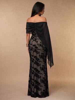 Primer plano del cuerpo de un vestido de noche elegante con escote bardot y encaje floral.