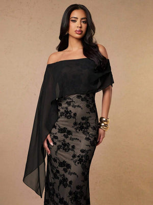 Detalle de la falda de un vestido de gala con patrón floral de terciopelo negro sobre fondo nude.