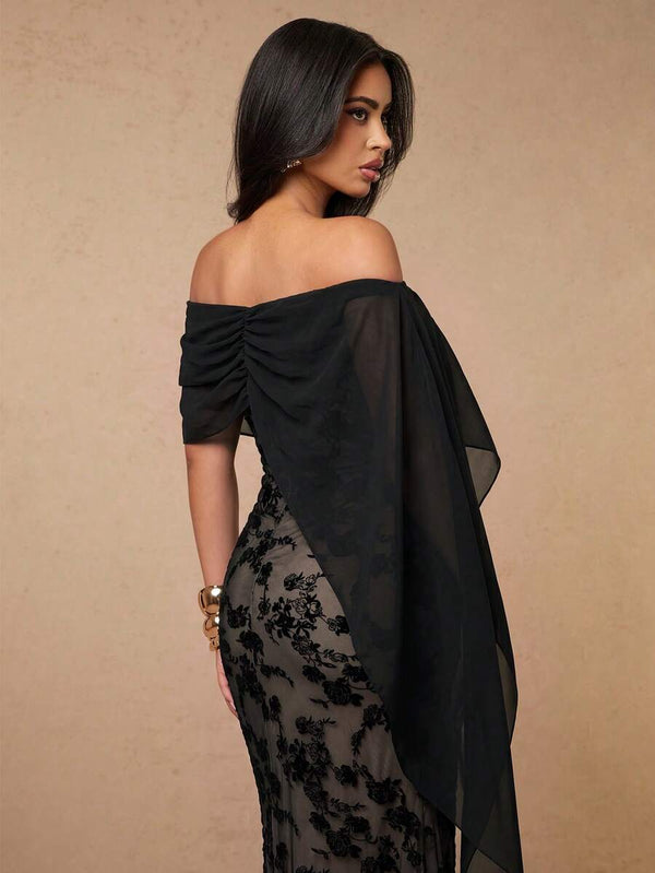 Vestido de Fiesta Negro con Encaje Floral y Capa