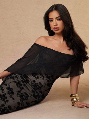 Vestido de Fiesta Negro con Encaje Floral y Capa