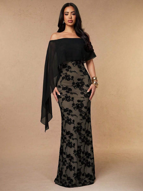Vestido de fiesta negro largo con hombros descubiertos y capa de gasa asimétrica.