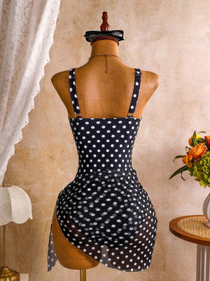 Detalle lateral del conjunto de traje de baño y pareo transparente de lunares atado a la cadera.