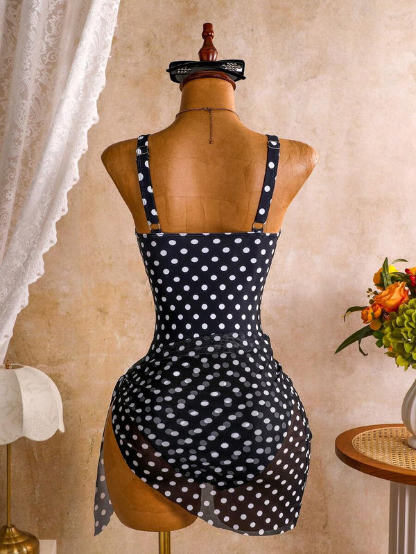 Detalle lateral del conjunto de traje de baño y pareo transparente de lunares atado a la cadera.