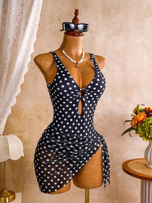 Mujer de perfil con traje de baño de lunares y pareo, mostrando el ajuste y el estilo del conjunto.