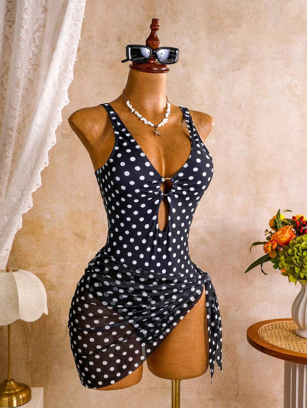 Mujer de perfil con traje de baño de lunares y pareo, mostrando el ajuste y el estilo del conjunto.