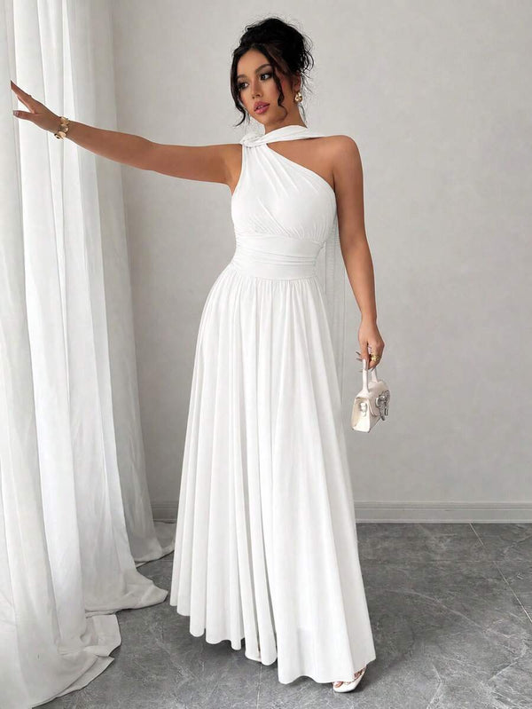 Detalle de la falda larga y fluida de un vestido blanco elegante.