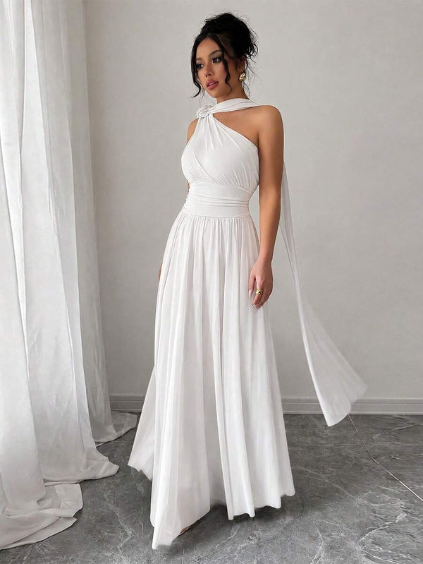 Vista completa de un vestido de fiesta blanco con escote de un solo hombro y silueta maxi.