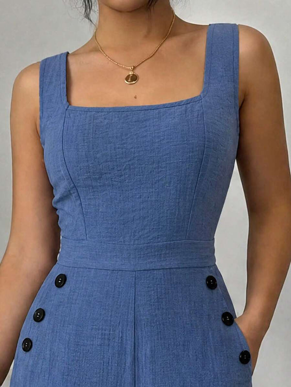 Vista trasera de un jumpsuit azul con espalda descubierta y un lazo grande ajustable.