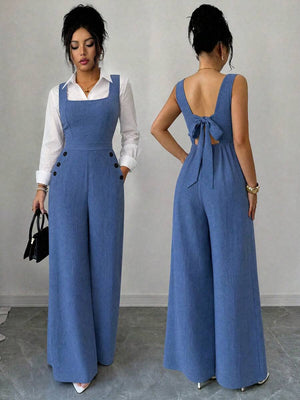 Detalle de la pierna ancha y fluida de un jumpsuit palazzo de color azul.