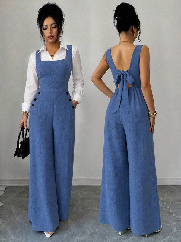Detalle de la pierna ancha y fluida de un jumpsuit palazzo de color azul.