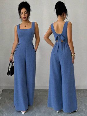 Mujer modelando un jumpsuit azul de pierna ancha y cuello cuadrado de frente y de espalda.