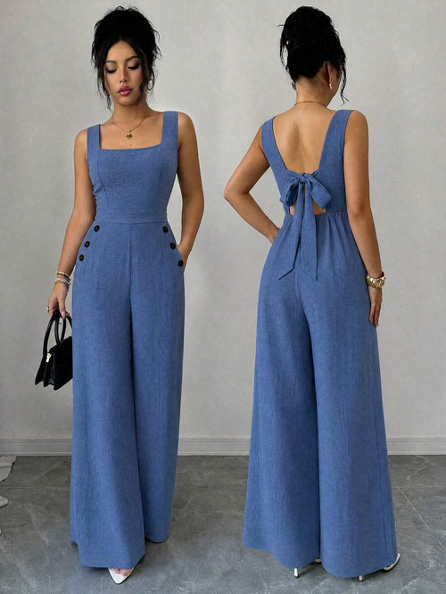 Mujer modelando un jumpsuit azul de pierna ancha y cuello cuadrado de frente y de espalda.