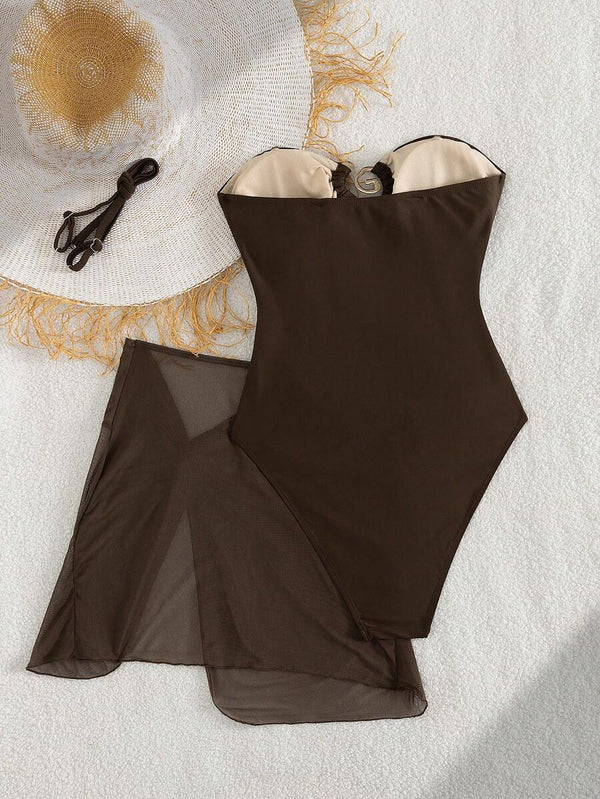 Mujer posando de lado con un vestido ajustado café de fiesta con espalda descubierta.