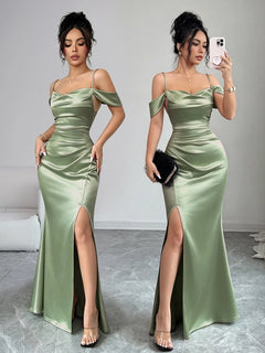 Mujer posando de frente con un vestido largo de fiesta satinado en color verde menta, con hombros descubiertos y abertura en la pierna.
