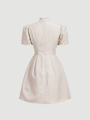 Vestido Corto Beige Con Botones Y Cuello Alto