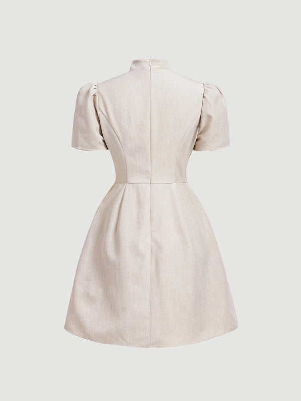 Vestido Corto Beige Con Botones Y Cuello Alto