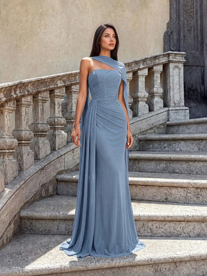 Acabado del tejido ligero en vestido largo azul celeste con drapeado favorecedor