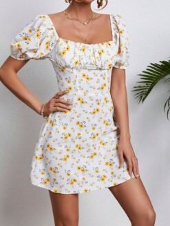 Vestido De Manga Corta Con Busto Plisado Y Estampado Floral