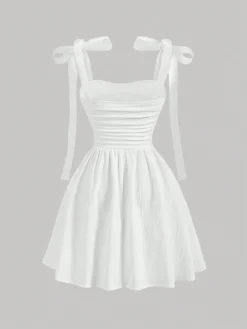 Vestido corto blanco con escote fruncido y tirantes de lazo, ideal para ocasiones veraniegas.