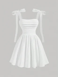 Vestido corto blanco con escote fruncido y tirantes de lazo, ideal para ocasiones veraniegas.