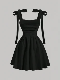 Vestido corto negro con escote fruncido y tirantes de lazo, ideal para ocasiones especiales.