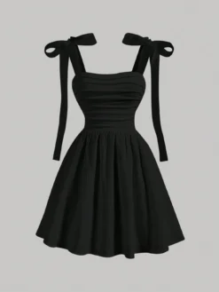 Vestido corto negro con escote fruncido y tirantes de lazo, ideal para ocasiones especiales.