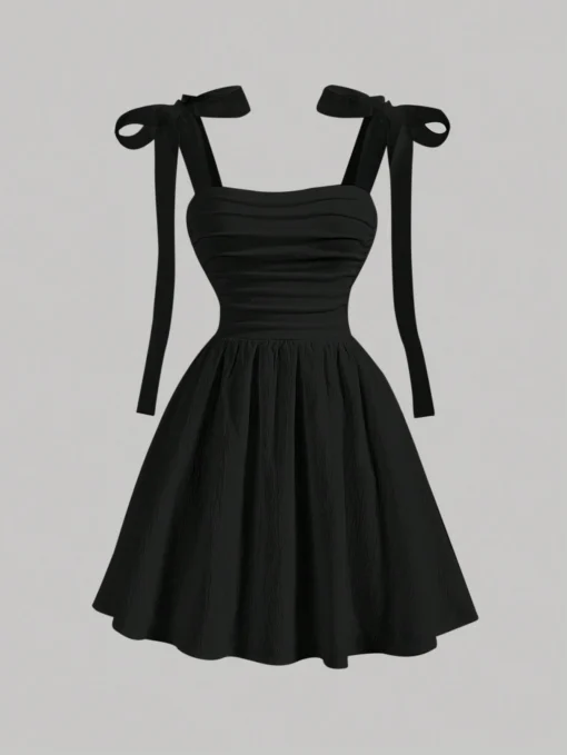 Vestido corto negro con escote fruncido y tirantes de lazo, ideal para ocasiones especiales.