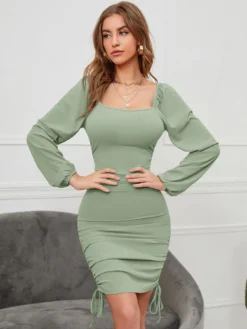 Mujer vistiendo un elegante Vestido Ajustado Verde Menta con escote cuadrado y mangas obispo.