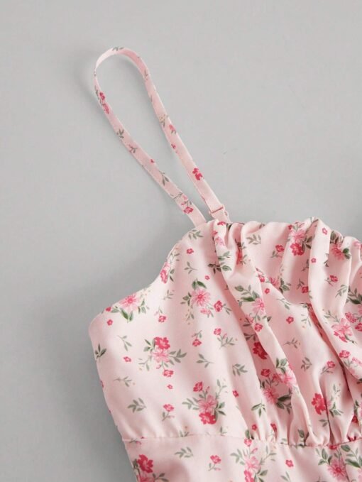 Detalle del estampado floral y el pecho fruncido del vestido midi rosa pálido.