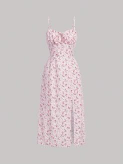 Vestido midi floral rosa pálido con tirantes finos y detalle de nudo.