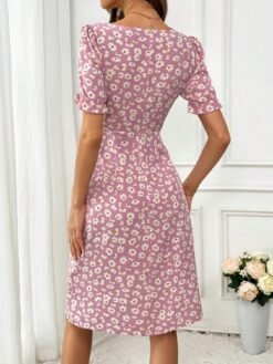 Vista trasera del vestido midi rosa con estampado de margaritas.