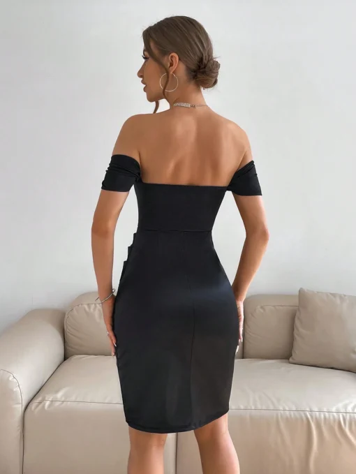 Vestido Negro Ajustado de Satén con Hombros Descubiertos - Image 2