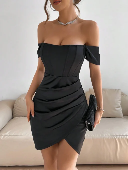 Vestido Negro Ajustado de Satén con Hombros Descubiertos - Image 3
