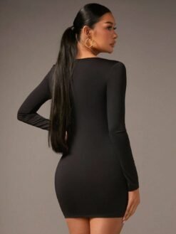 Vista trasera de un vestido negro mini ajustado, resaltando su estilo elegante.