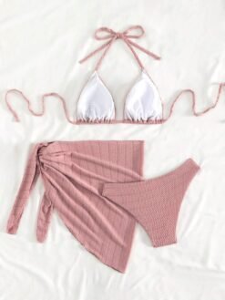 Vista trasera del conjunto de bikini rosa con top de triángulo y pareo a juego.