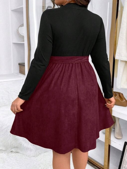 Espalda del vestido burdeos con corte campana.