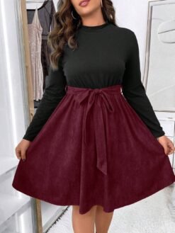 Vista frontal del vestido burdeos casual con escote de cuello alzado.