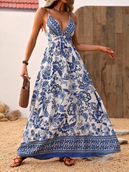 Modelo posando con vestido largo bohemio azul y blanco, ideal para verano y ocasiones al aire libre.