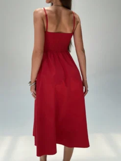 Vista posterior del vestido rojo midi elegante con tirantes finos.