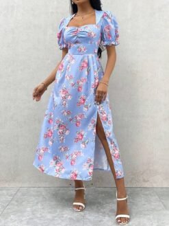 Detalle de la abertura alta y escote del vestido azul midi floral.