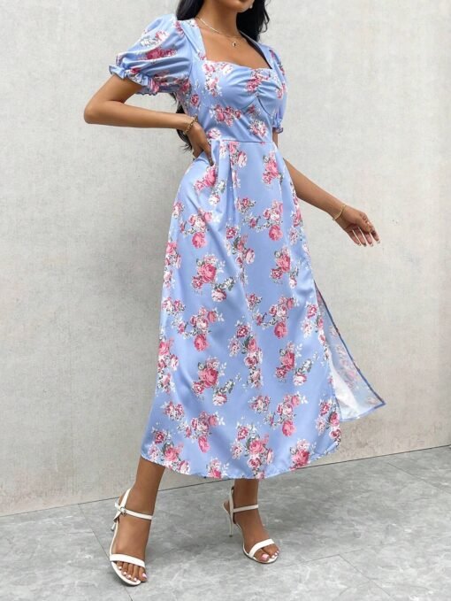 Vista lateral del vestido azul midi con manga farol y estampado floral.