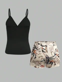 Imagen del conjunto casual que incluye un top negro y shorts florales - conjunto casual con top negro y shorts florales.