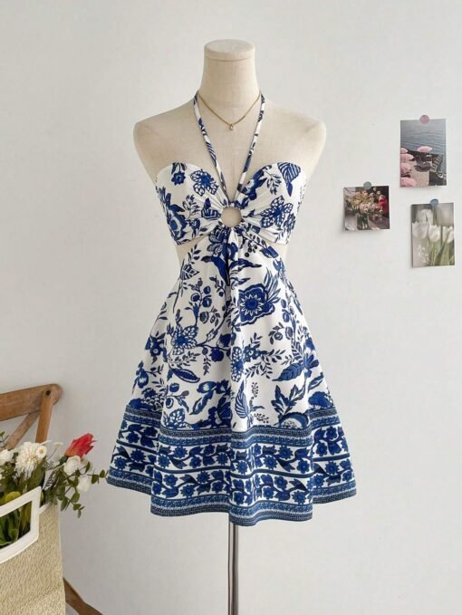 Vista delantera del vestido bohemio corto con escote halter y estampado floral azul y blanco.