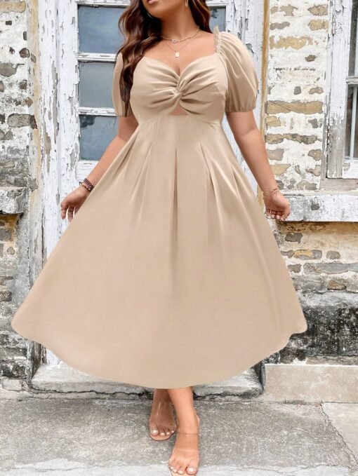 Vestido albaricoque con escote corazón y detalles de abertura para un look romántico.