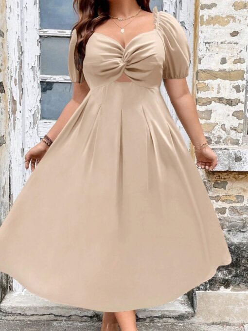 Mujer mostrando la amplitud y movimiento del vestido albaricoque casual.