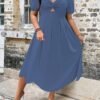 Mujer con vestido azul a línea, escote corazón y manga farol.